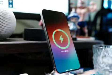 永城苹果15换屏服务分享用什么充电器给iPhone15充电更好 
